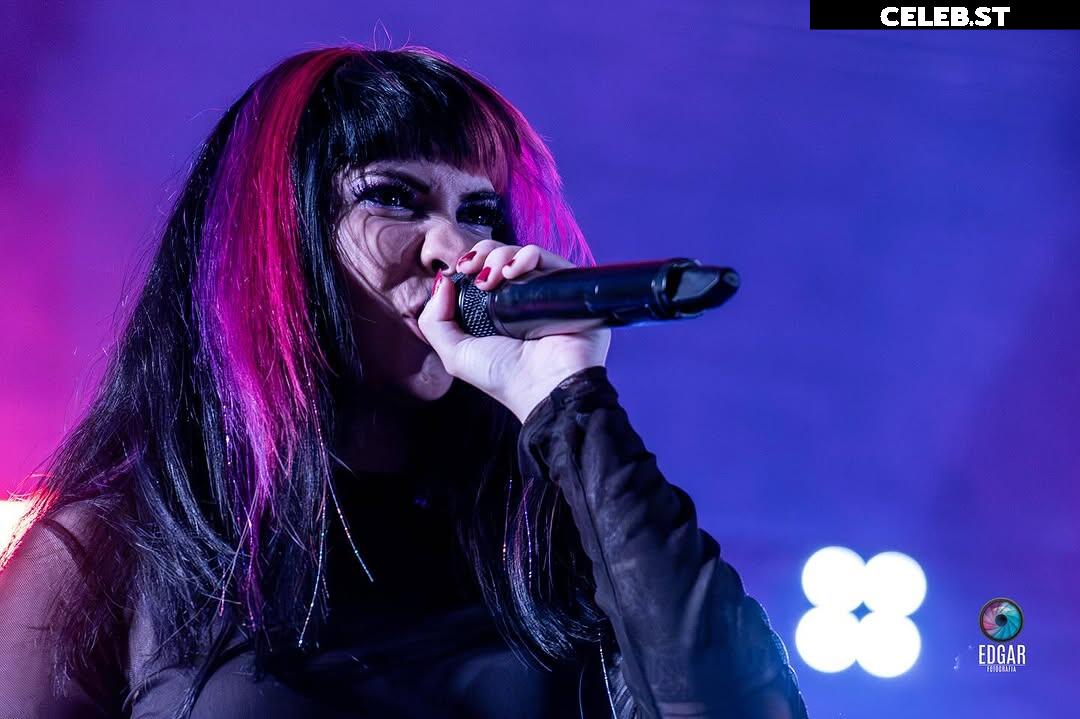 Chloe Drinkwater (Skarlett Riot Singer) Image 24424531