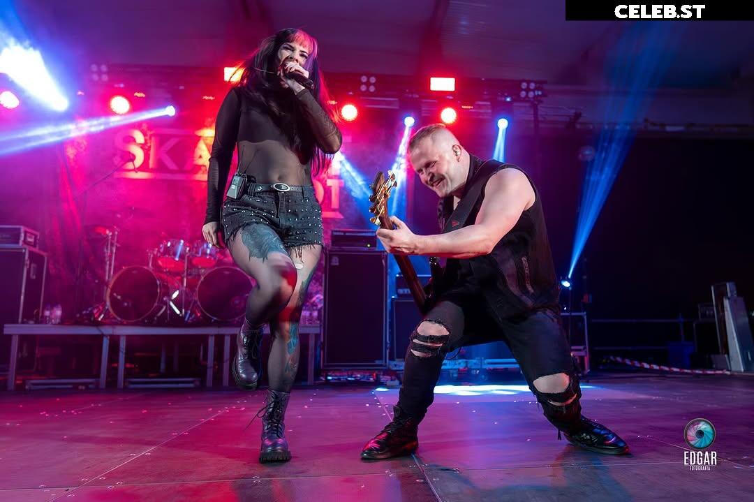 Chloe Drinkwater (Skarlett Riot Singer) Image 24424537
