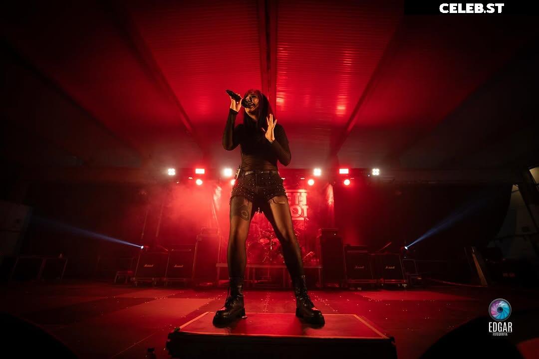 Chloe Drinkwater (Skarlett Riot Singer) Image 24424534