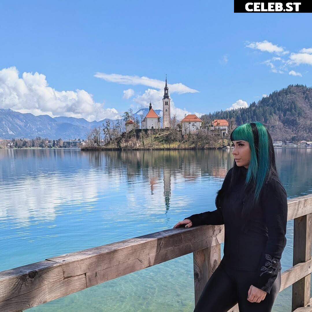 Chloe Drinkwater (Skarlett Riot Singer) Image 24424466