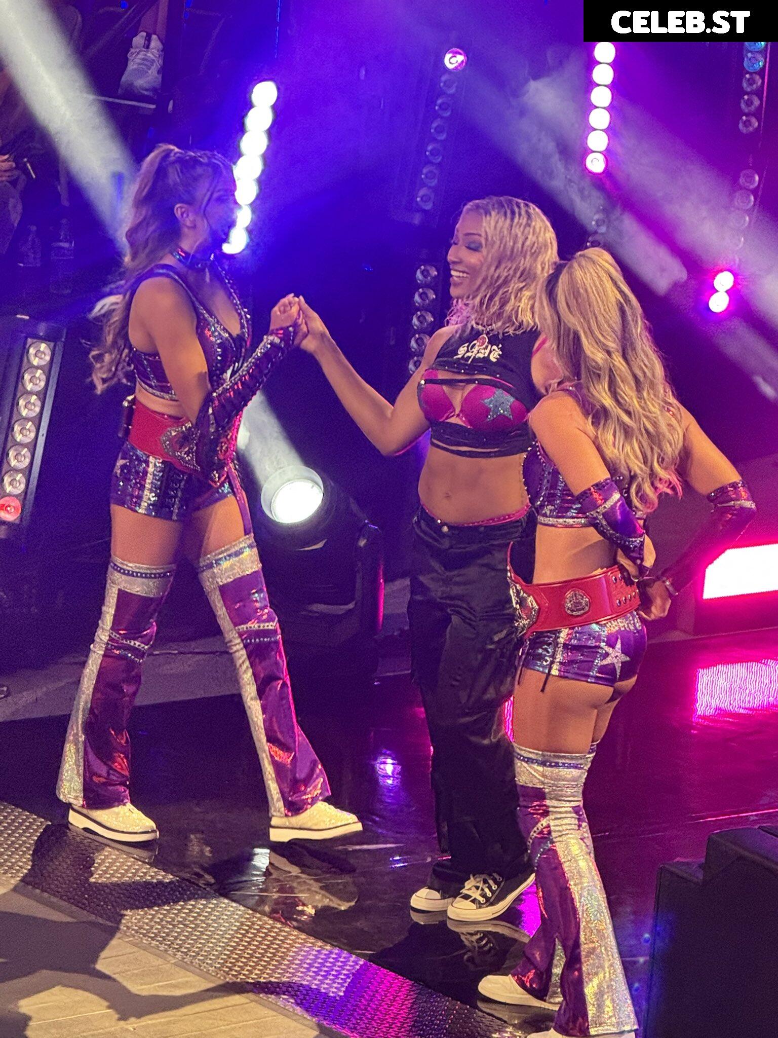 Cassie Lee/Jess McKay (Peyton Royce/Billie Kay) Image 24426823