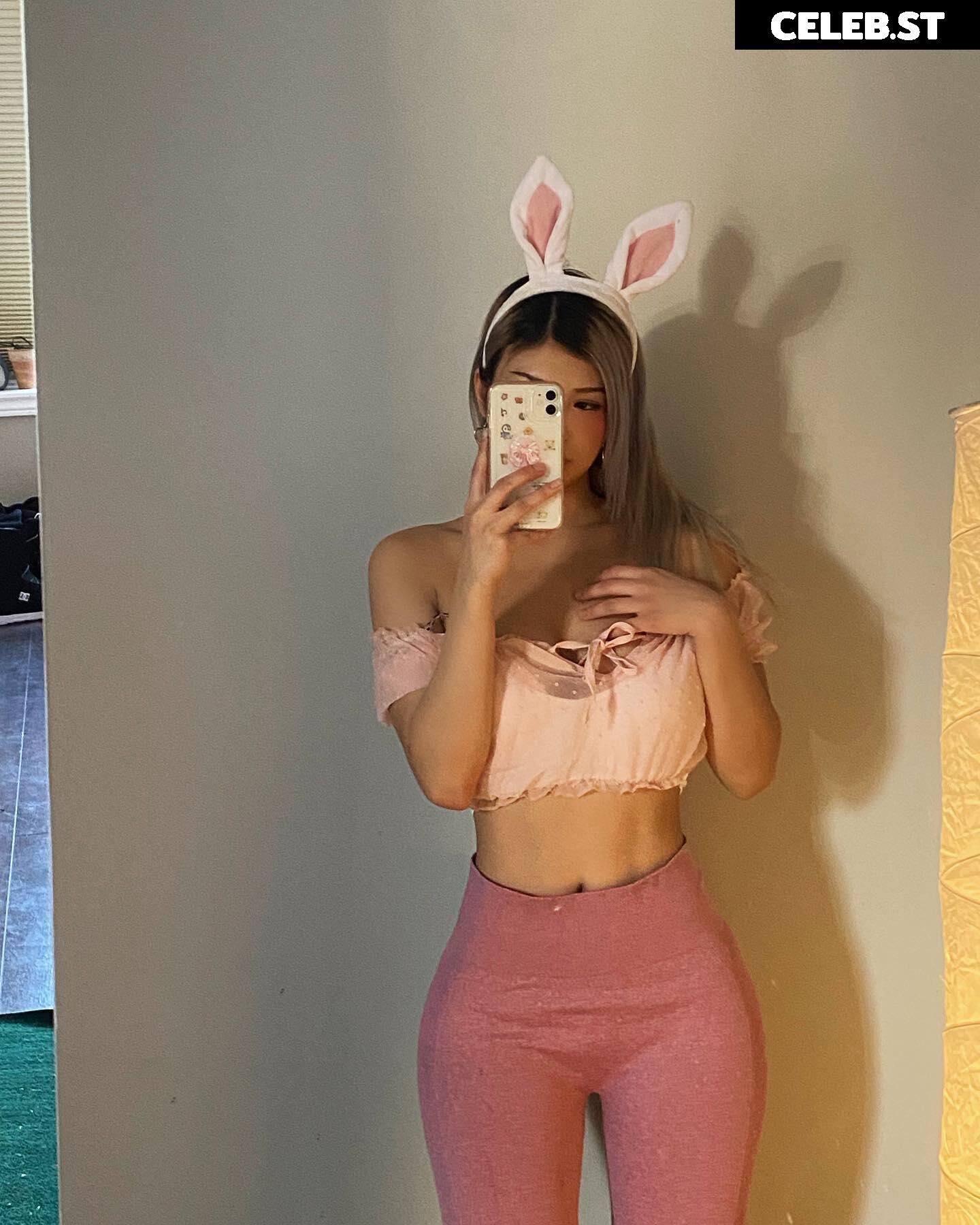 Karenxtran/Strawberry.bunni Image 24373337