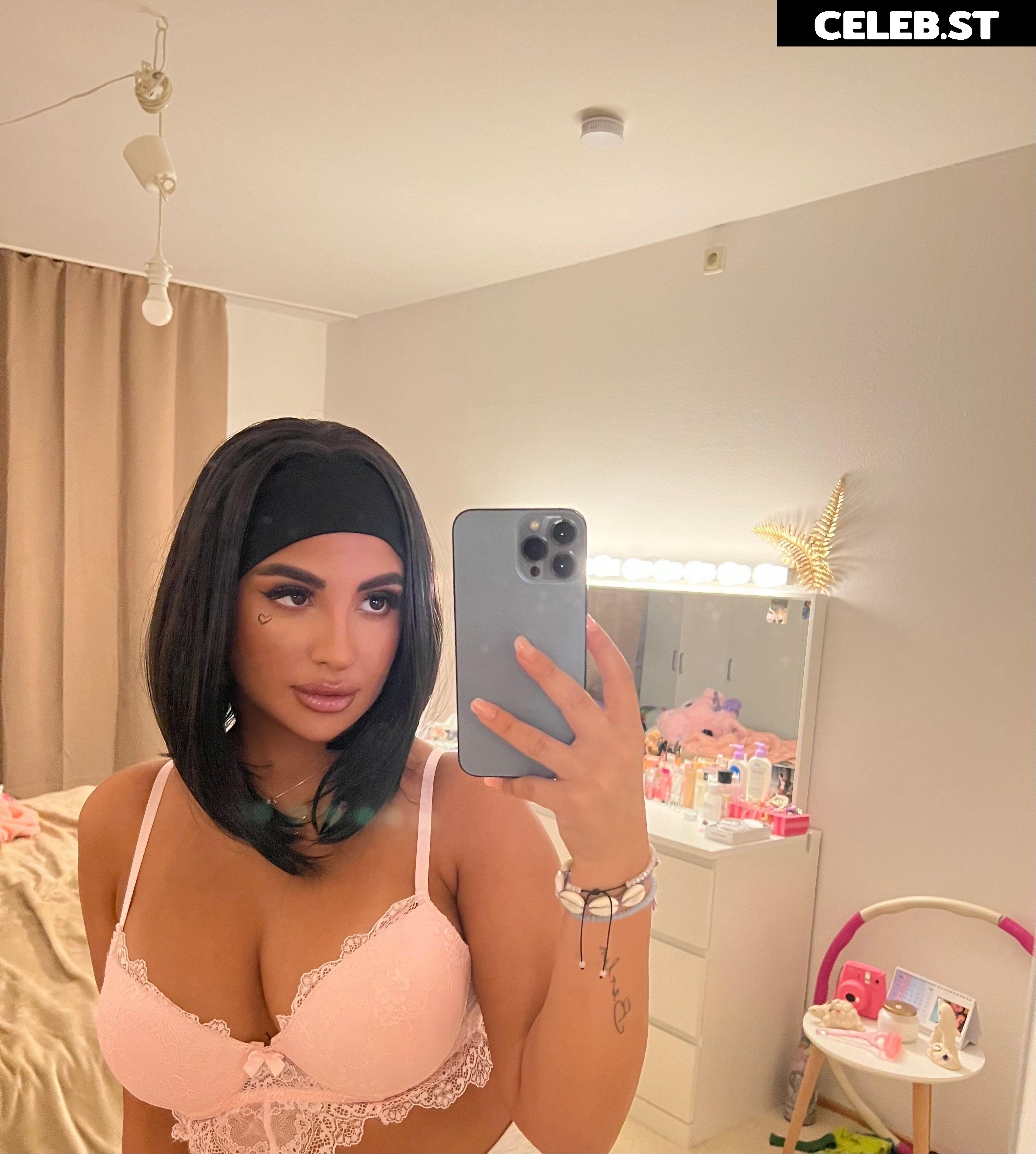 Helia Soltani Image 2432439