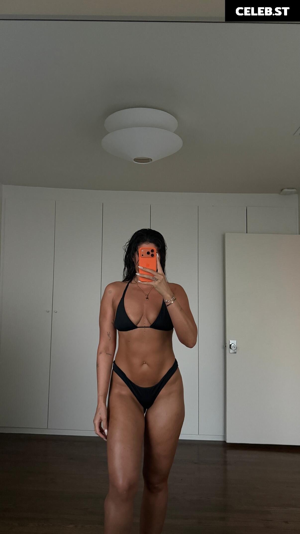 Latecia Thomas @lateciat Image 24382818