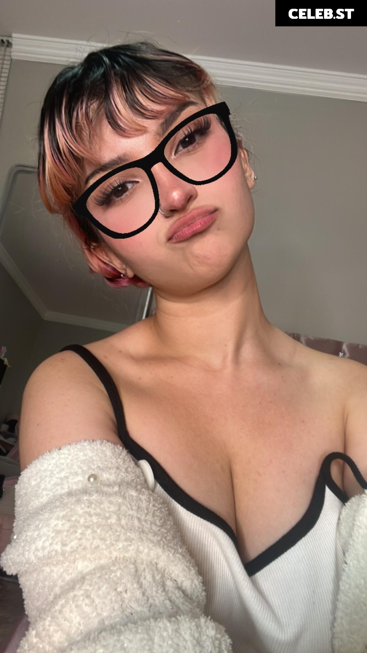 Lilcutiecherie/angelicwaifu_ Image 24229602