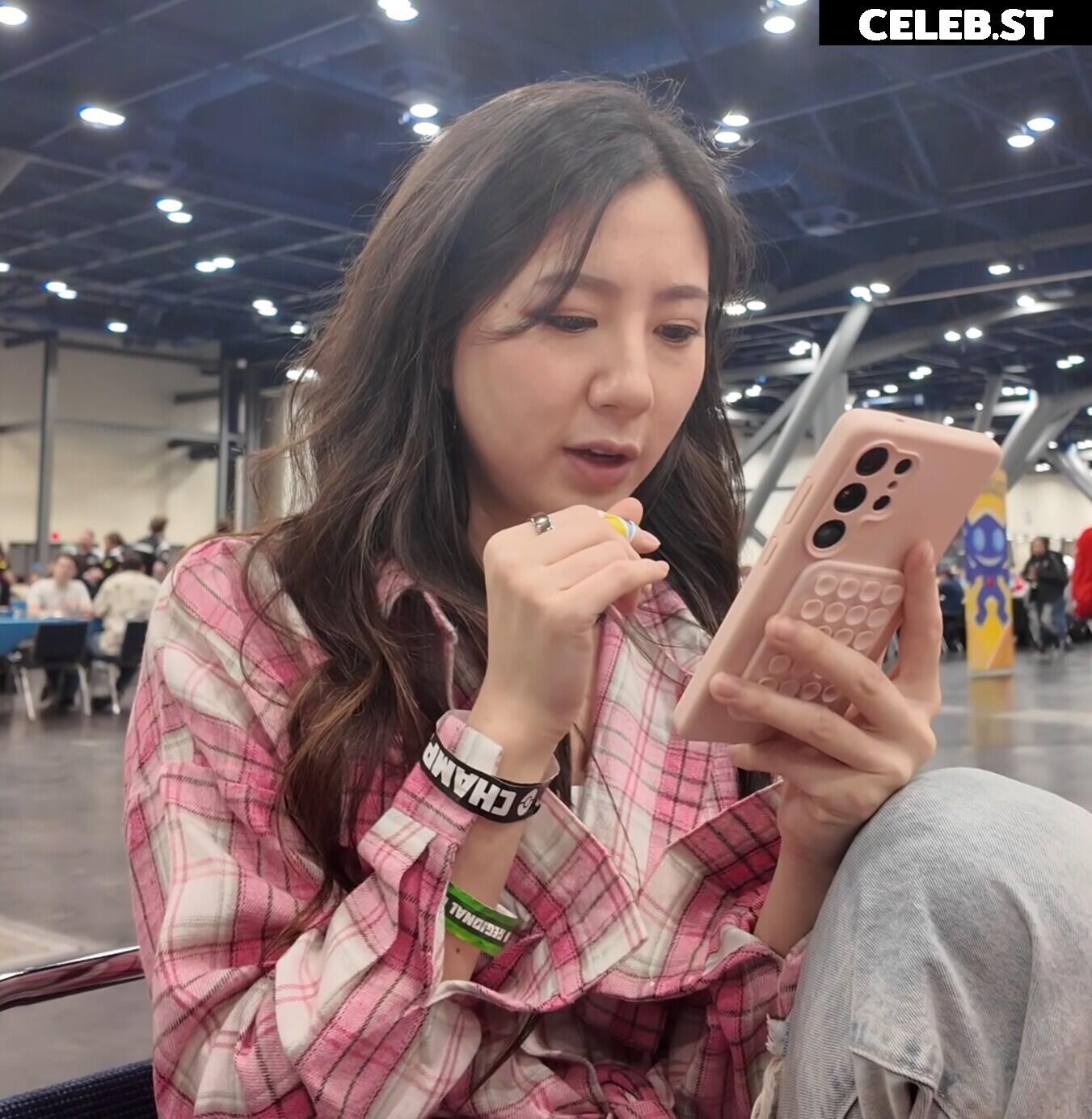 Fuslie (Leslie) Image 24237442