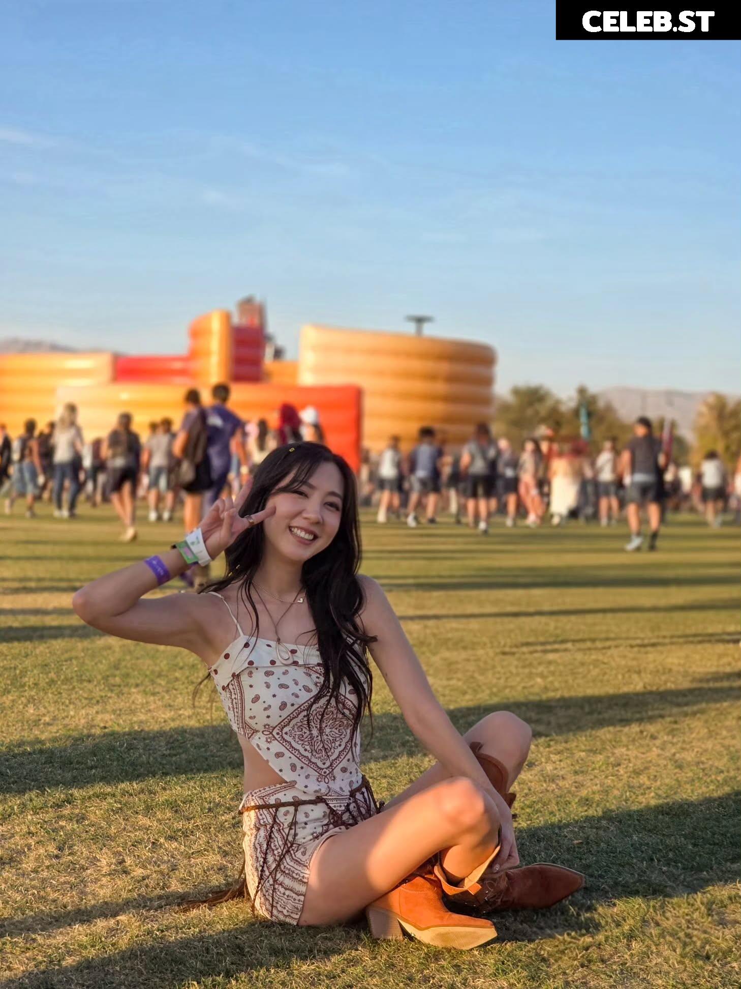 Fuslie (Leslie) Image 24237475