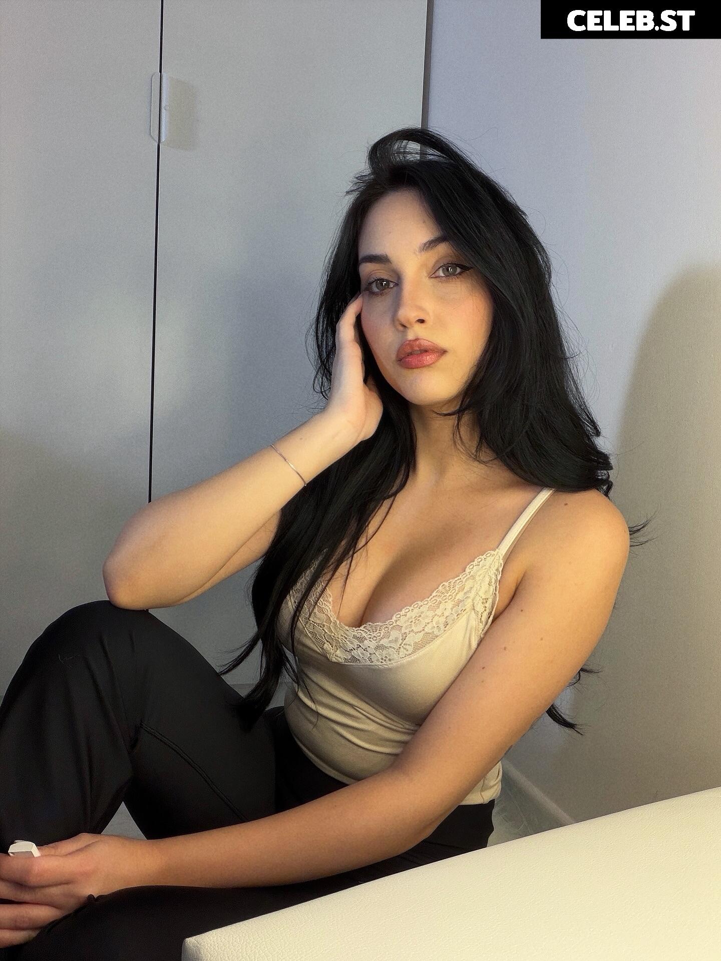 Mona Schon (Italian Streamer) Image 24237699