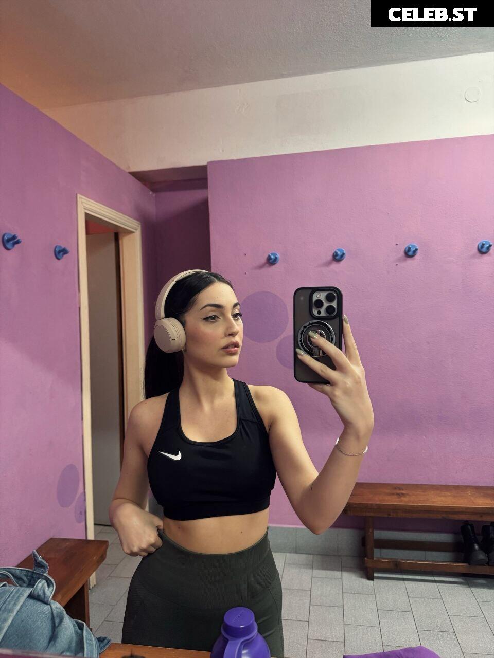 Mona Schon (Italian Streamer) Image 24237660