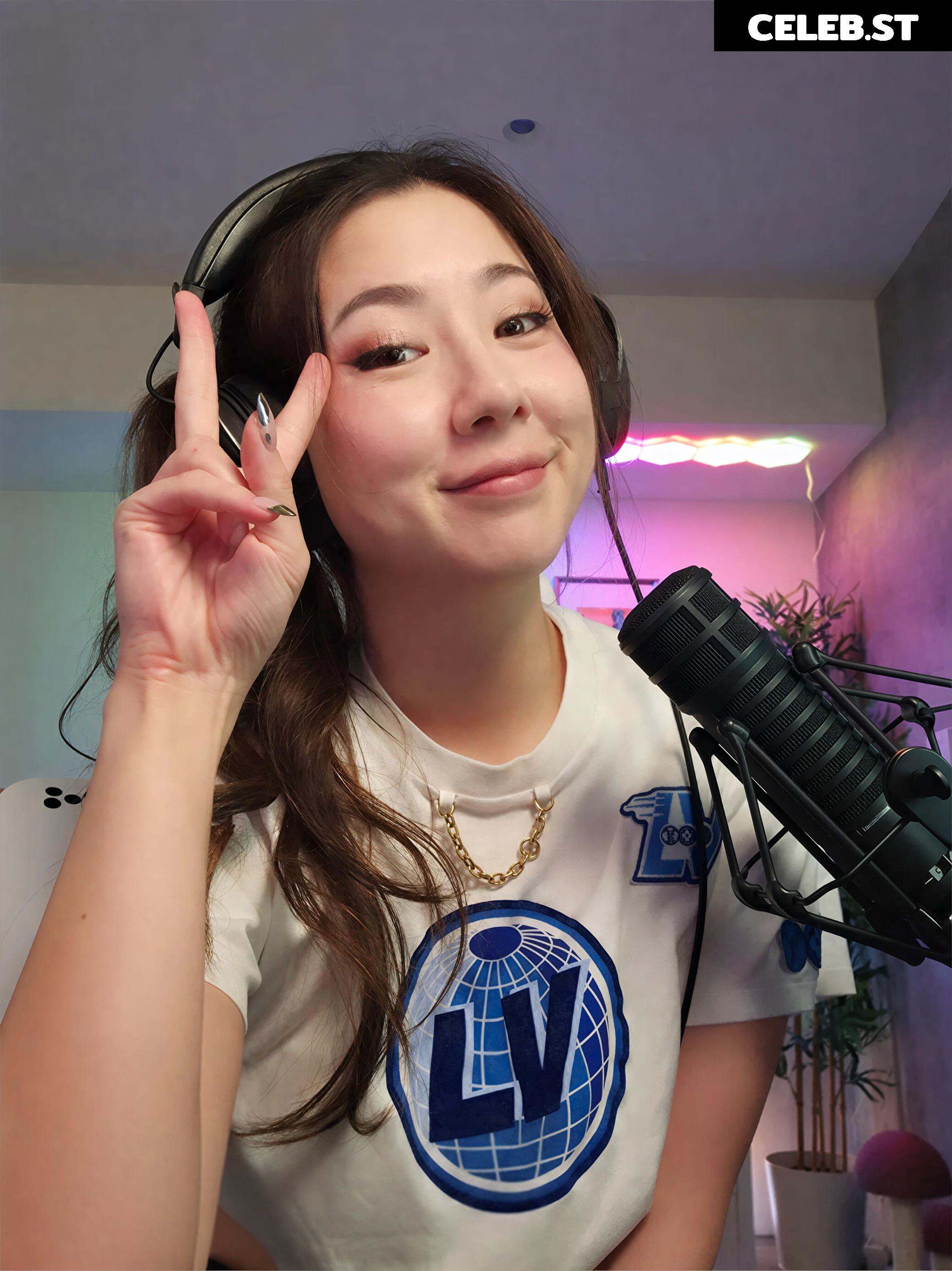 Fuslie (Leslie) Image 24237383