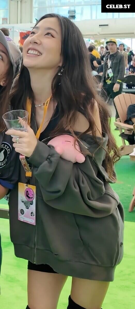 Fuslie (Leslie) Image 24237303