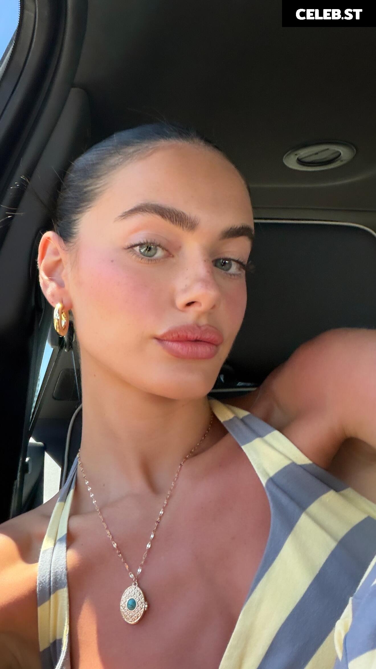 Yael Shelbia Image 24283351