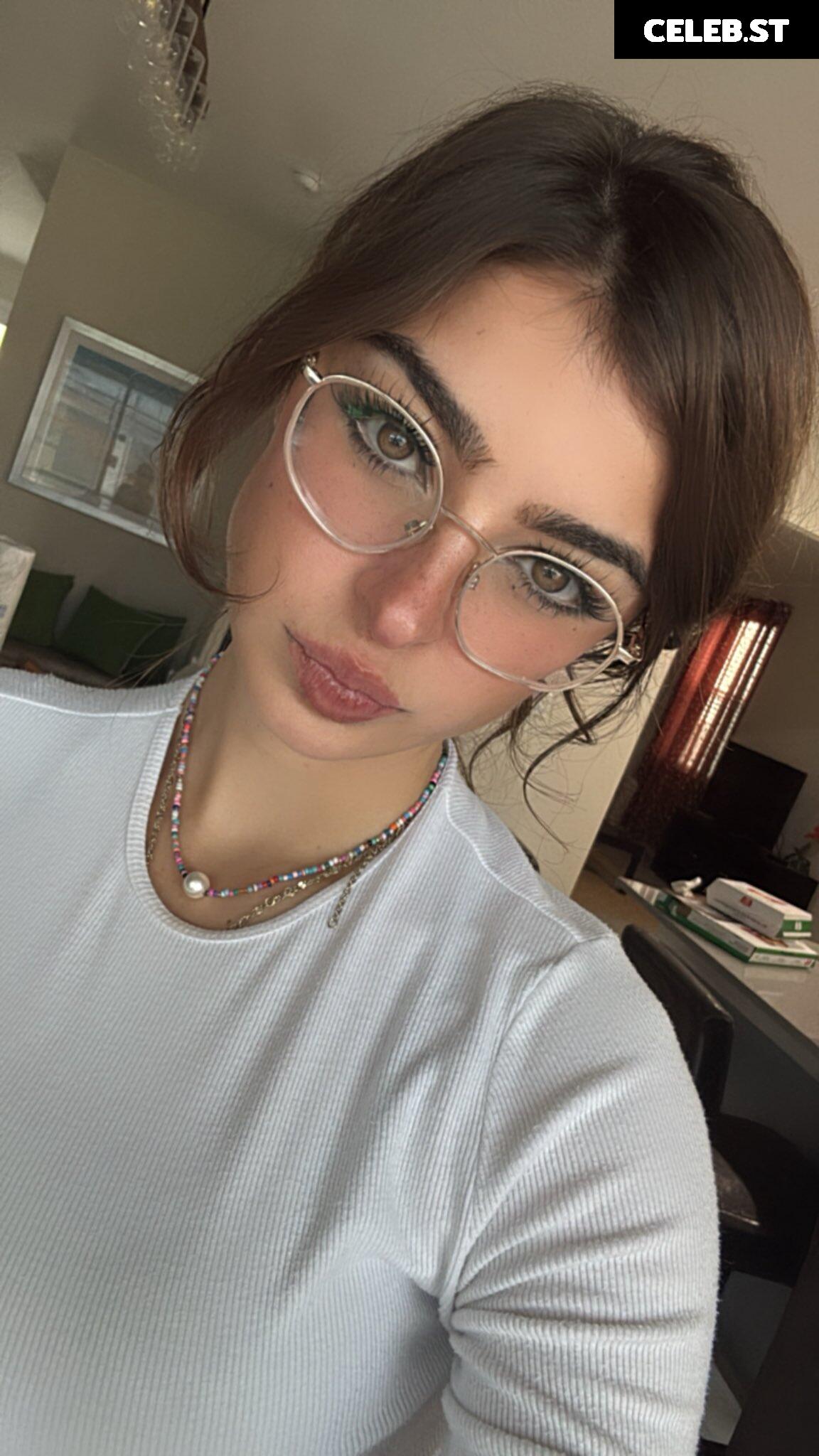 ARUUU Image 24079044