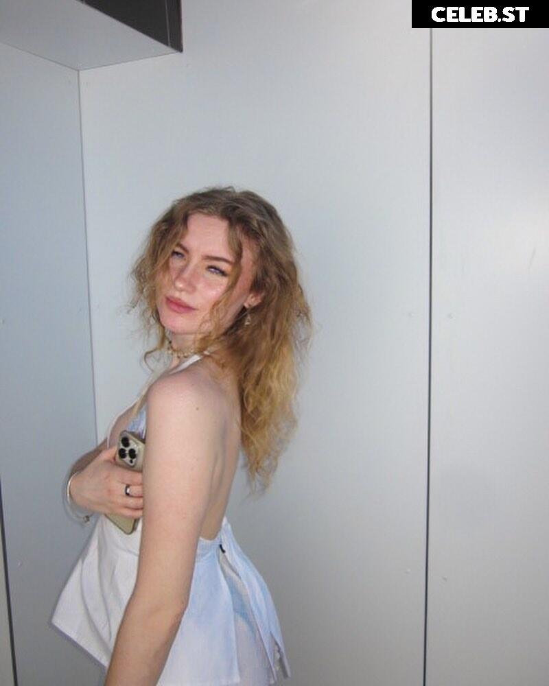 Francesca Dougan Image 25914106