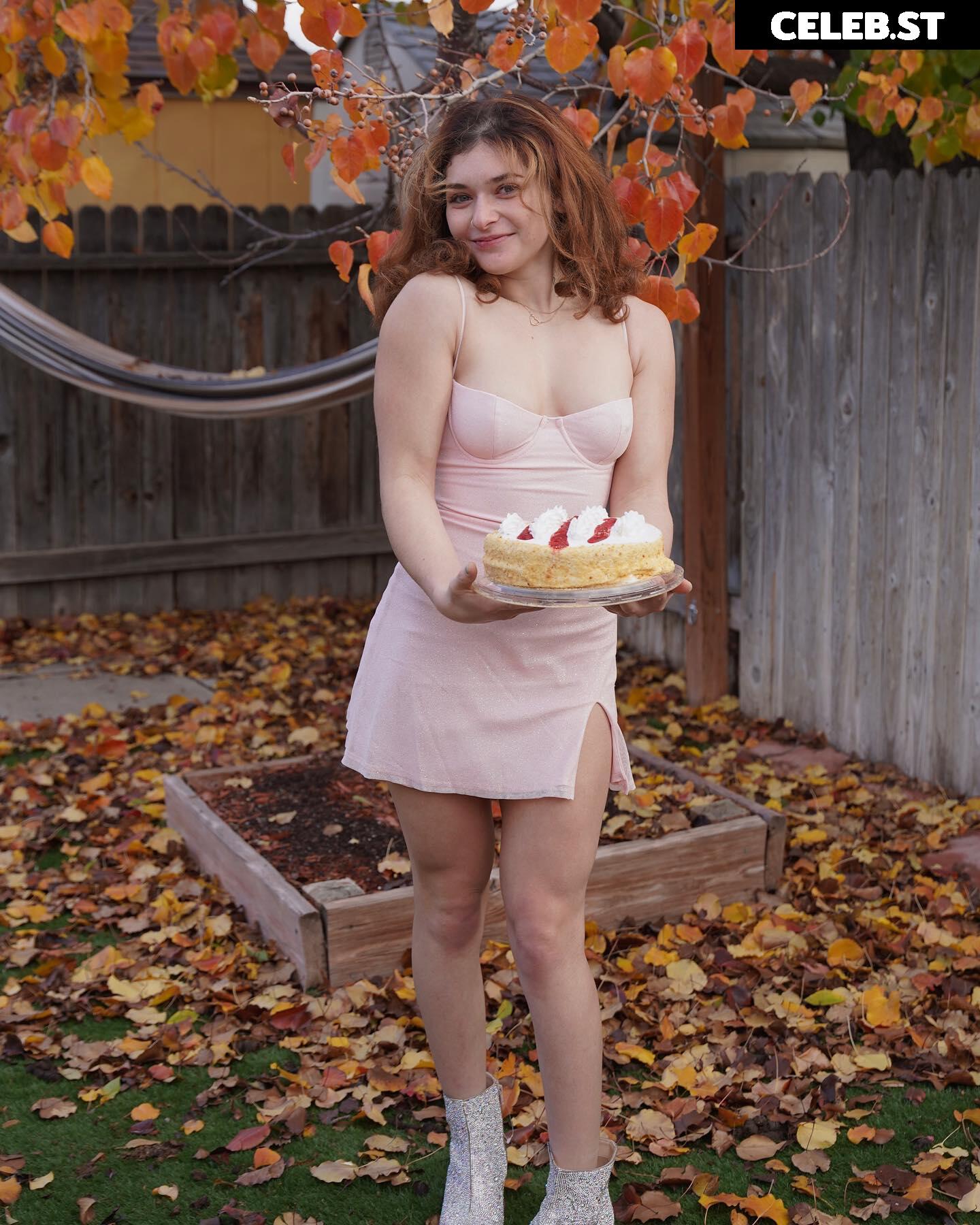 Serena Abweh / Rena_Serenaa Image 25406442