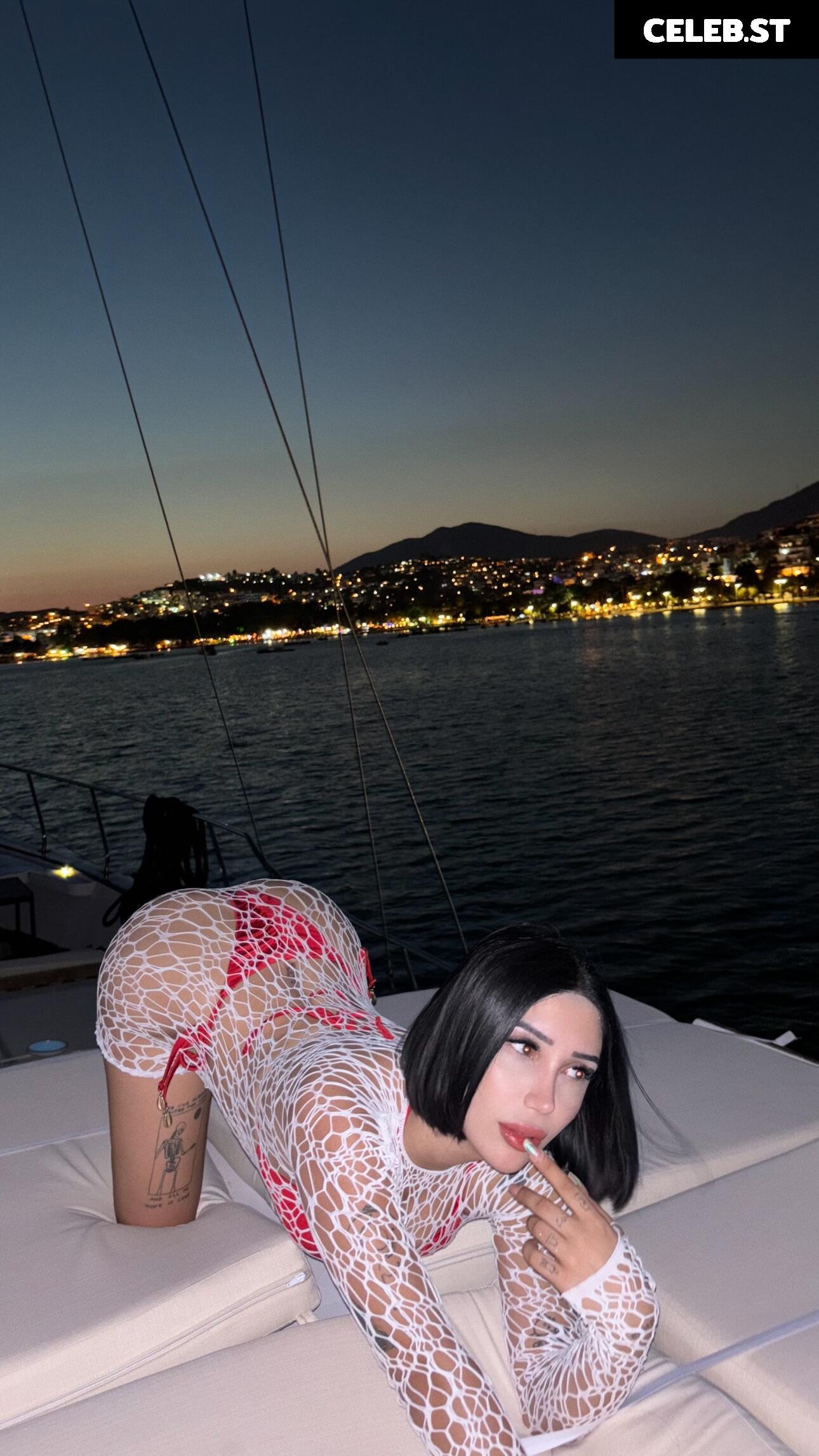 buuseaydin / buse aydin Image 25403690