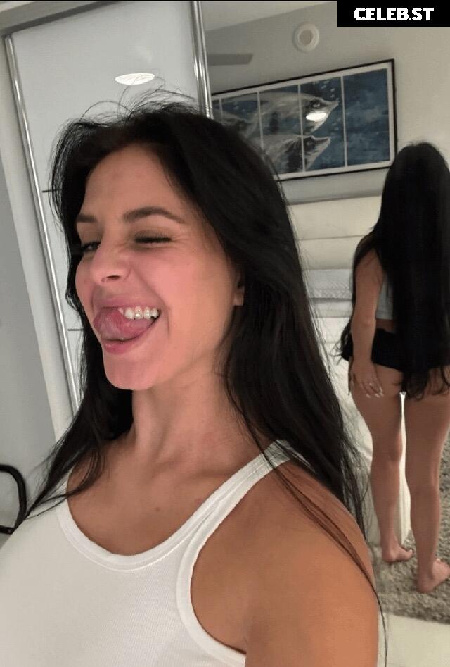 Camilla Araujo Image 25044183