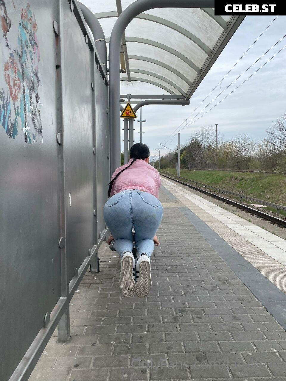 Lara Bttn Image 261421