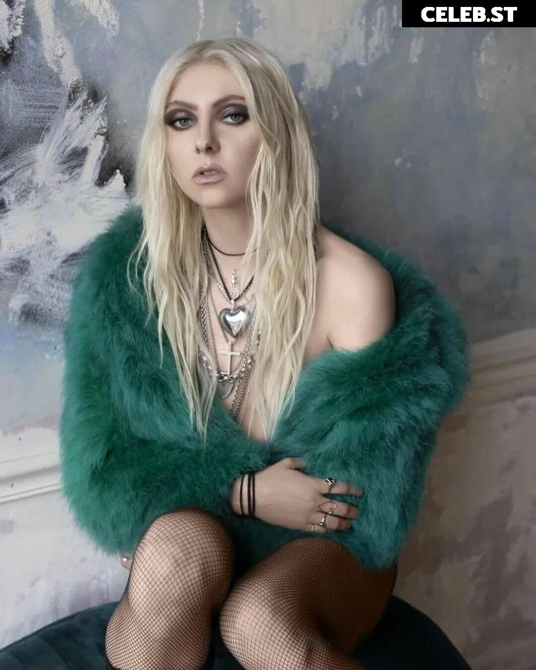 Taylor Momsen Image 2726763