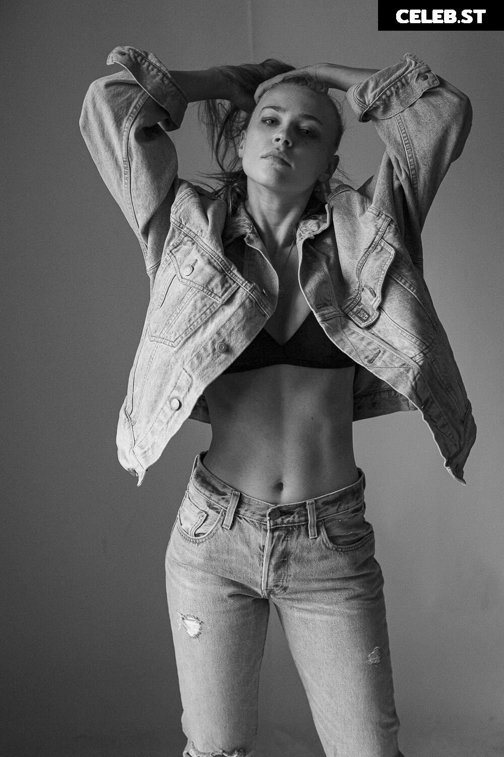 Jeanne Goursaud Image 2727409