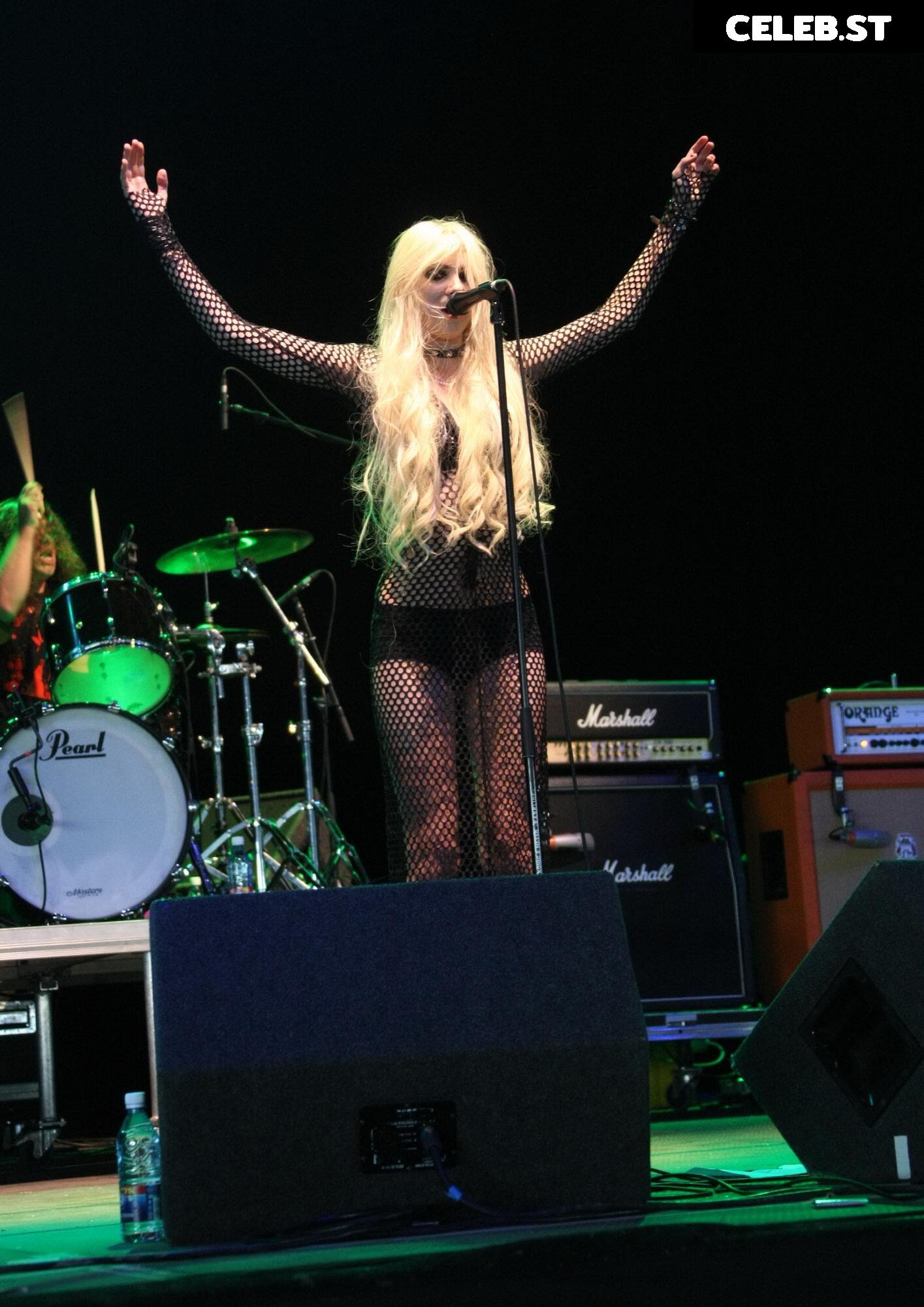 Taylor Momsen Image 2727042