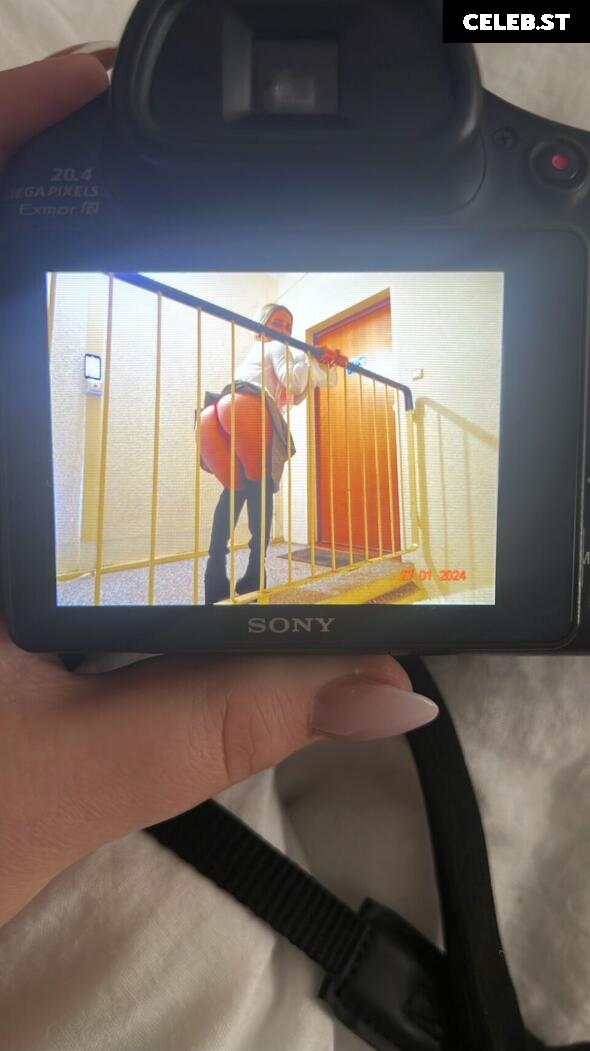 Lara Bttn Image 271137