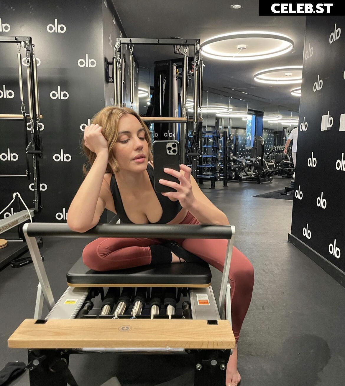Adelaide Kane Image 2095301