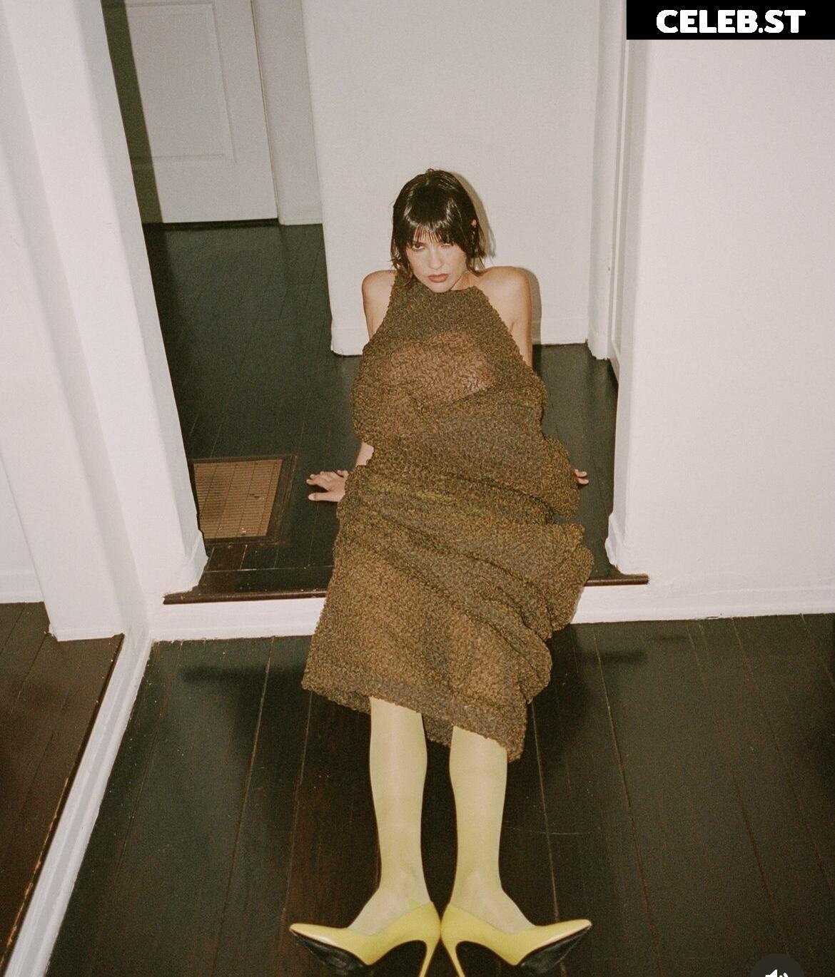 Shelley Hennig Image 2096343