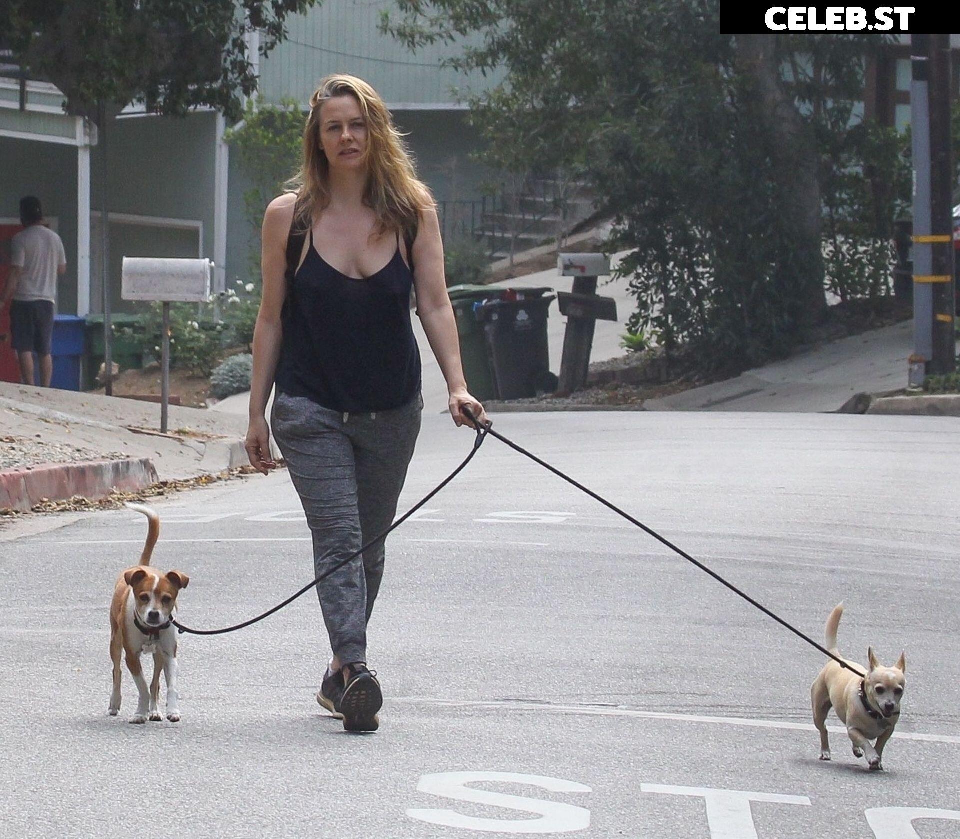 Alicia Silverstone Image 2097536