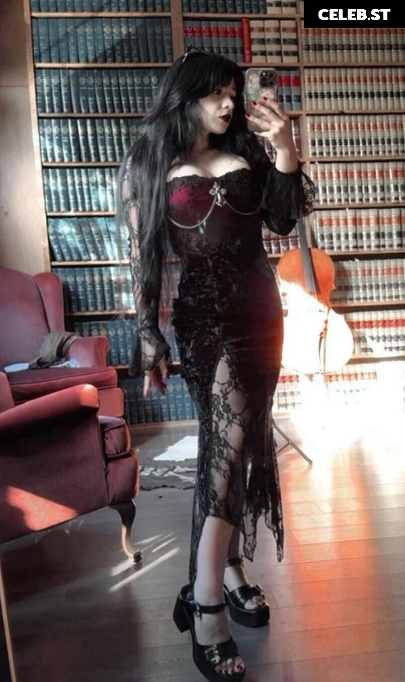 BuffGothMom Image 20911285