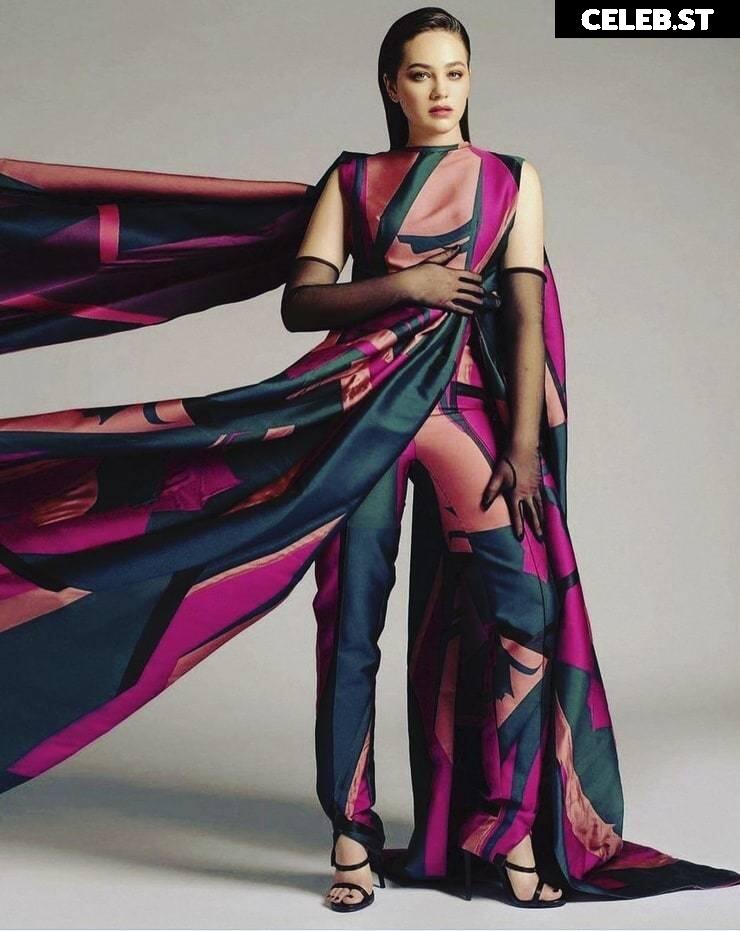 Mary Mouser Image 2090674