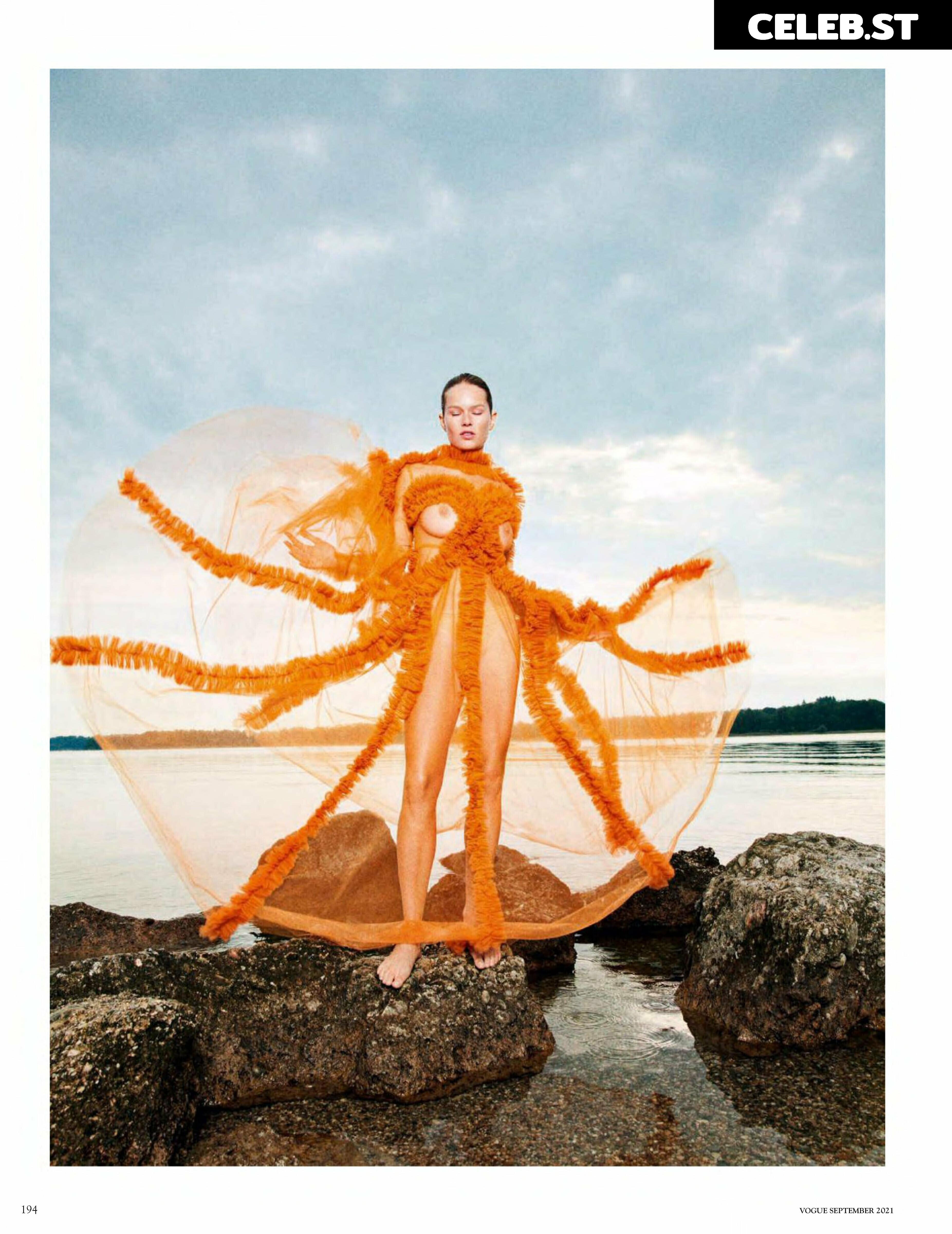 Anna Ewers Image 2087560