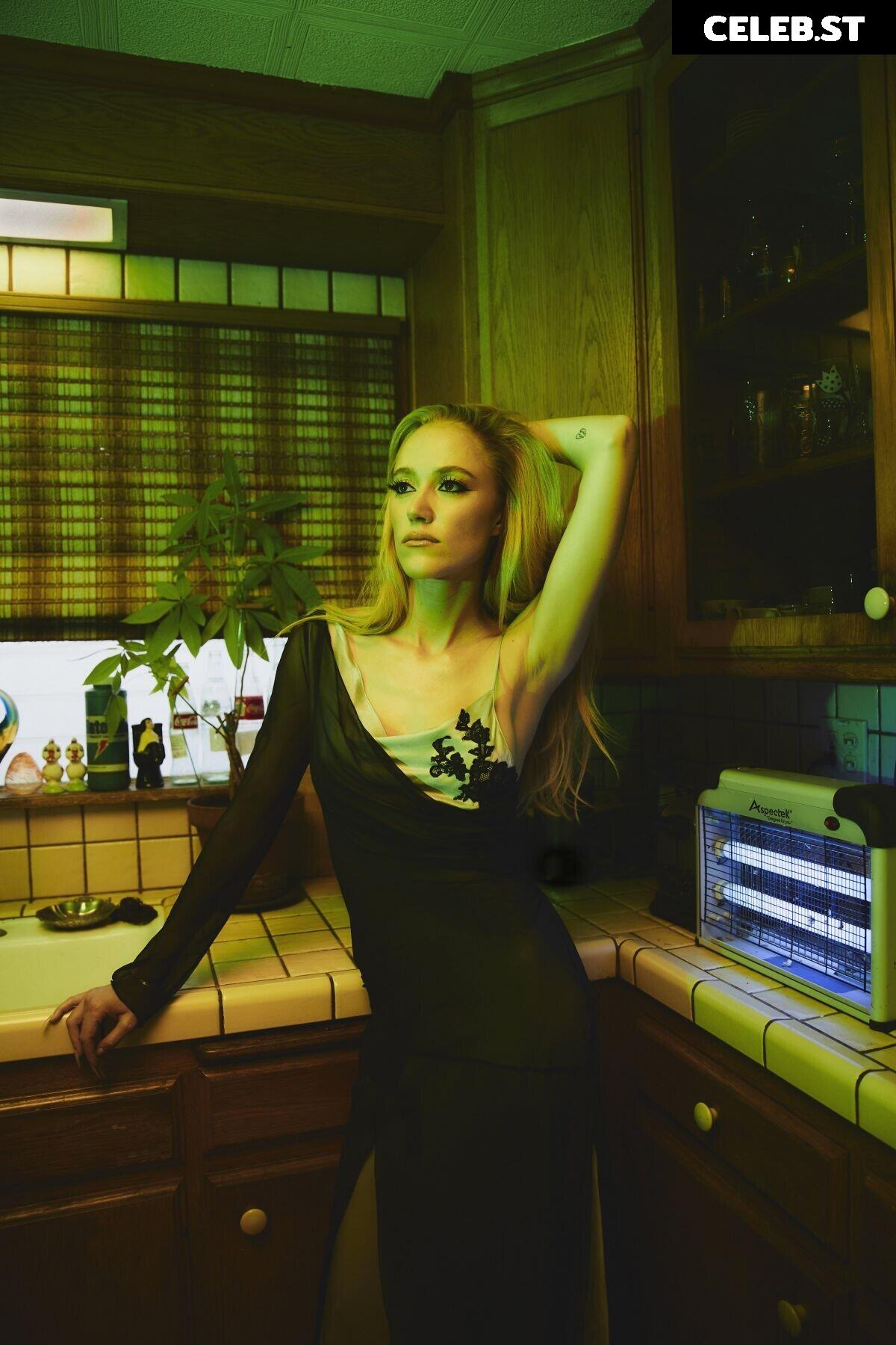 Maika Monroe Image 2083573
