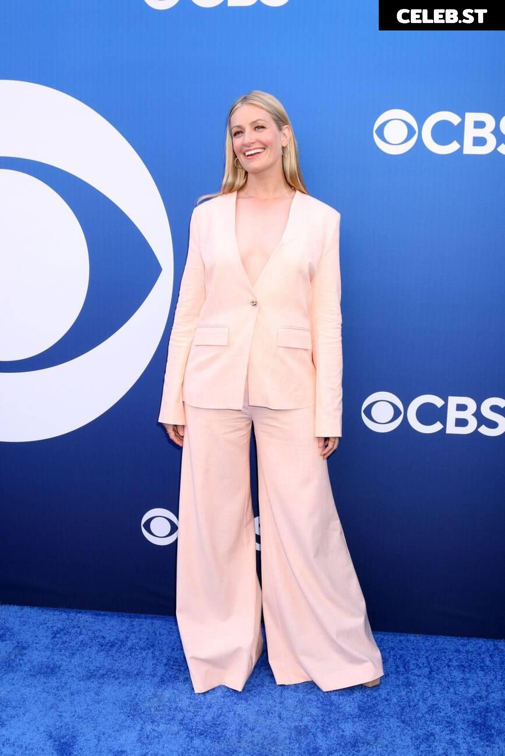 Beth Behrs Image 2083122