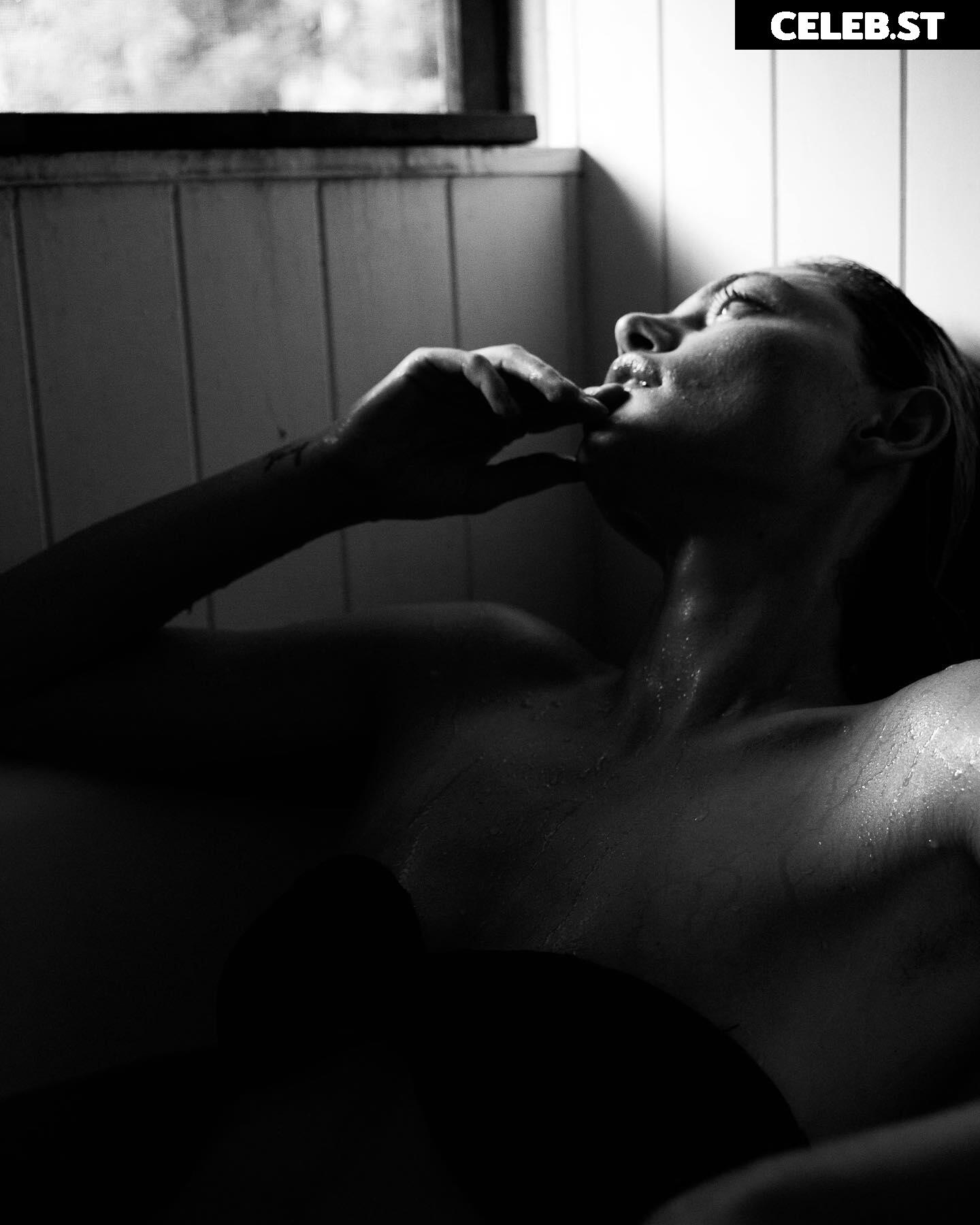 Phoebe Tonkin Image 2075404