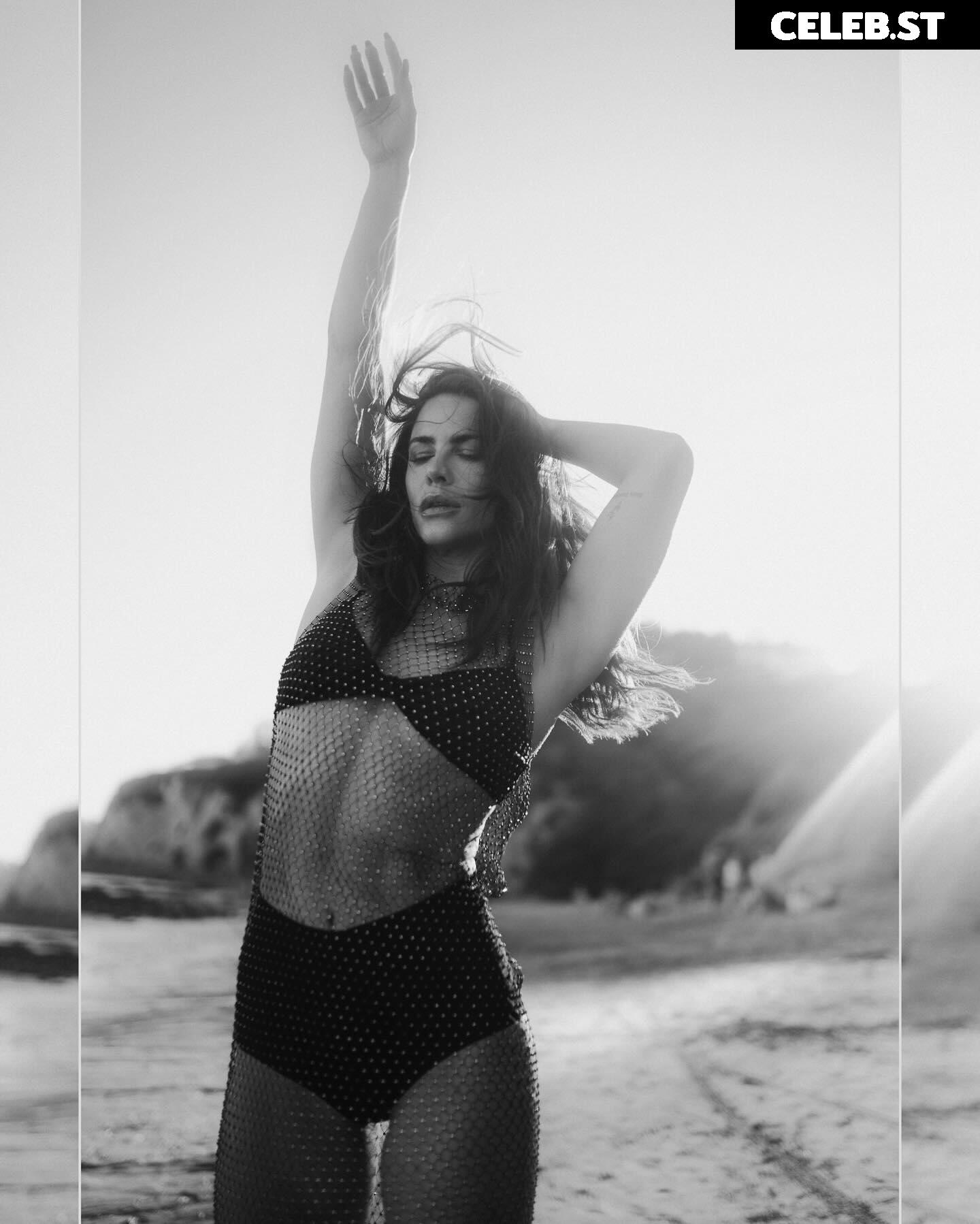 Courtney Hope Image 2076004