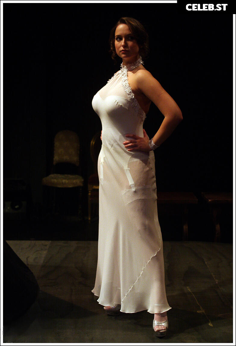 Milana Vayntrub Image 2071717