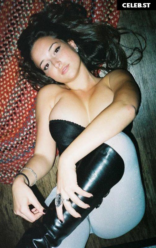 Milana Vayntrub Image 2071613