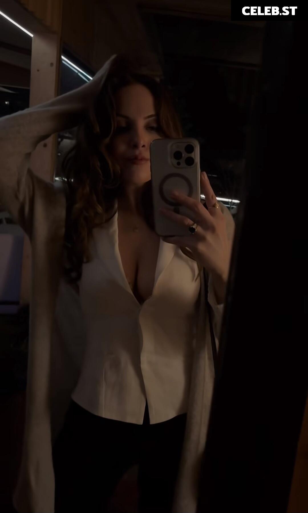 Elizabeth Gillies Image 2078648