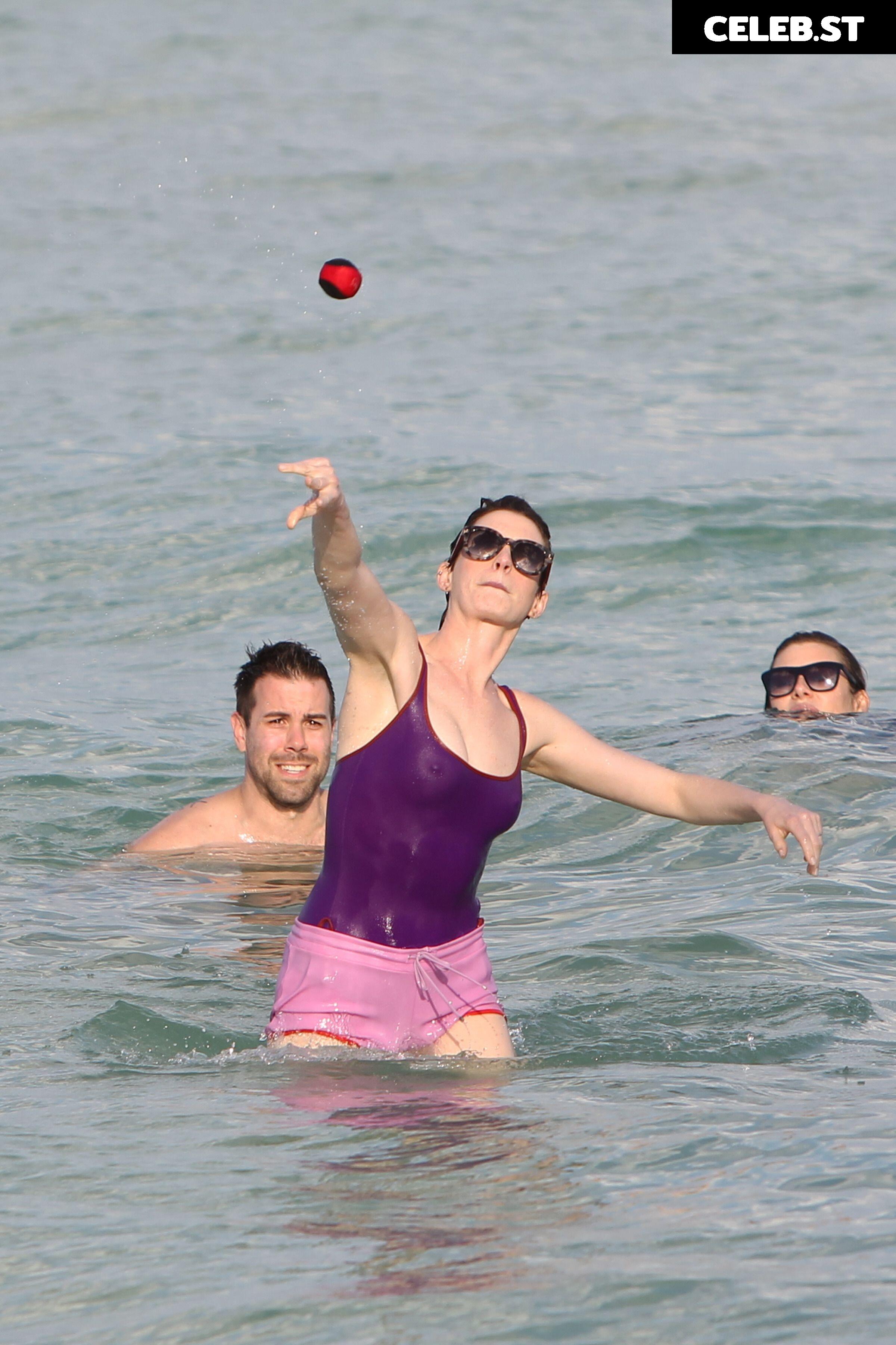 Anne Hathaway Image 2063464