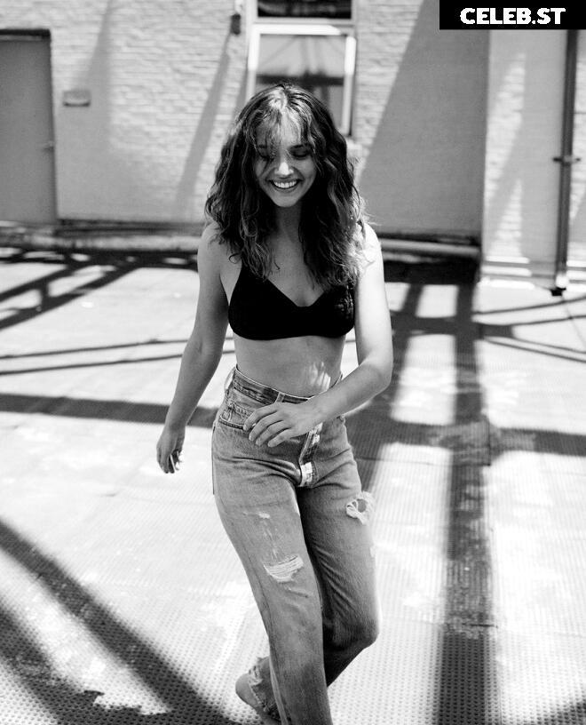 Olivia Cooke Image 2069390