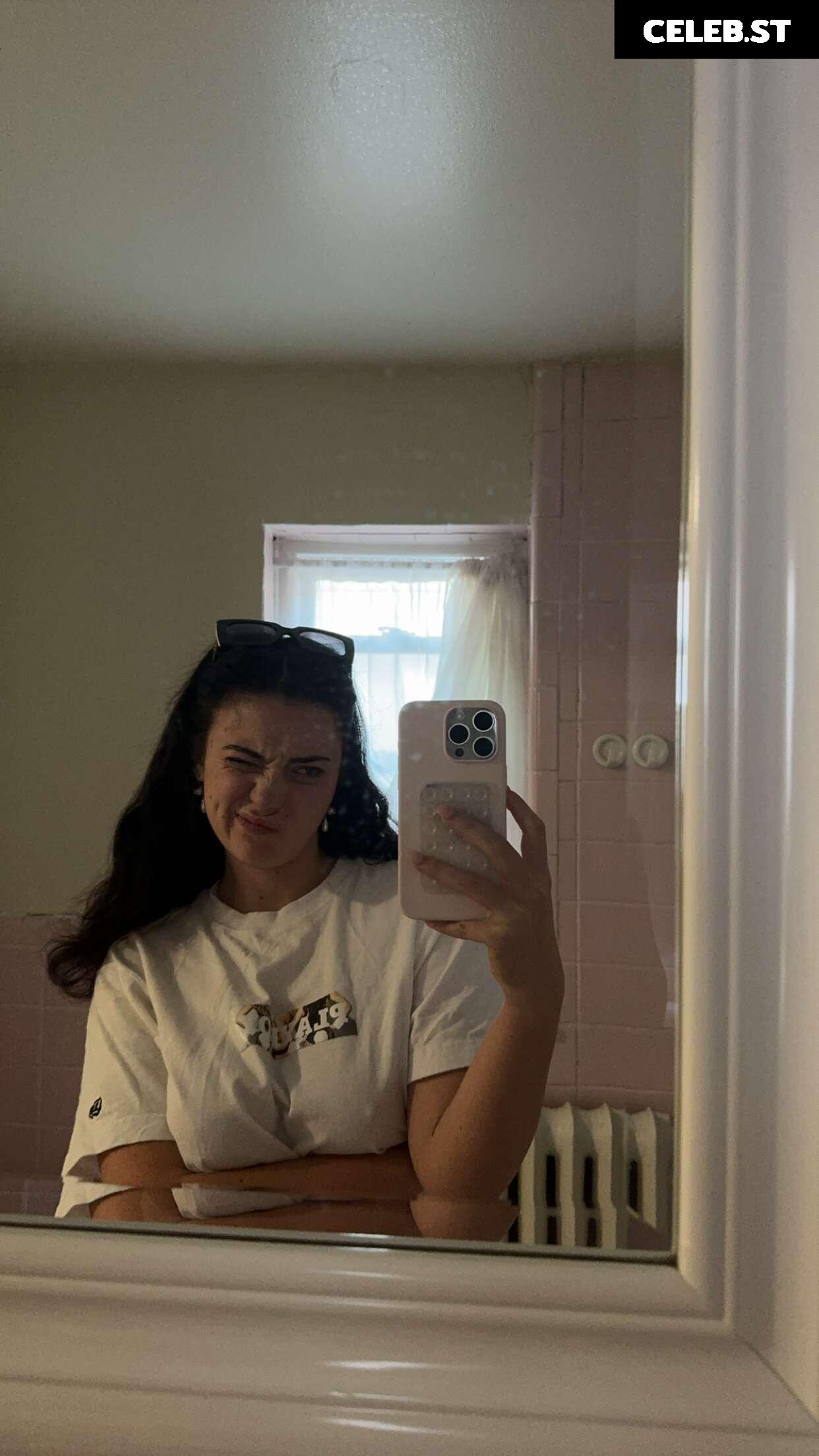 Hotblockchain / Emily Cocea / cryptobaddie1 Image 20595091
