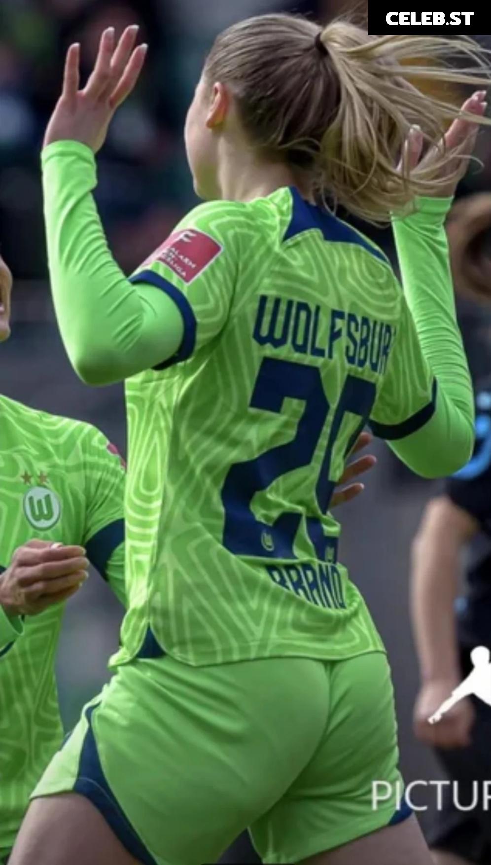 Female football/soccer players Image 20354123
