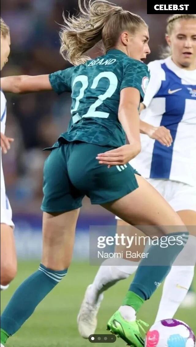 Female football/soccer players Image 20354128