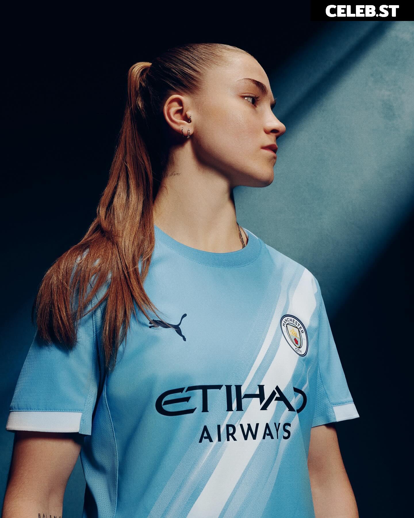 Female football/soccer players Image 20354103