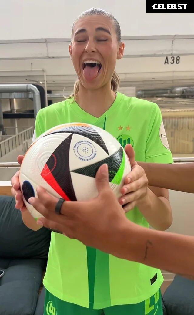 Female football/soccer players Image 20354133