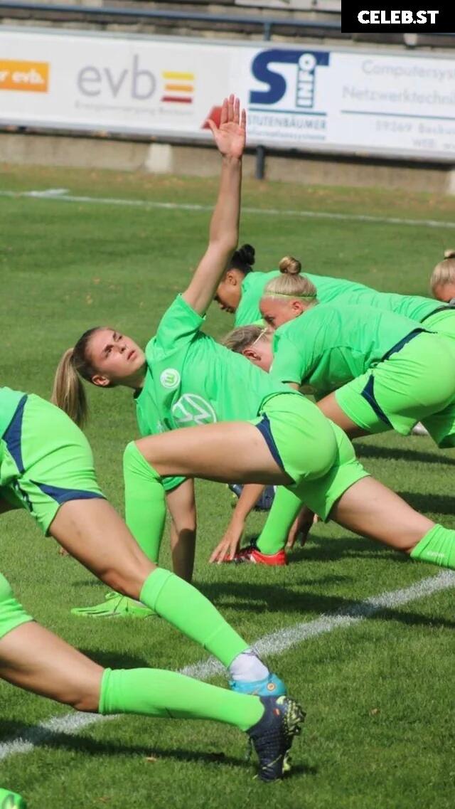 Female football/soccer players Image 20354132