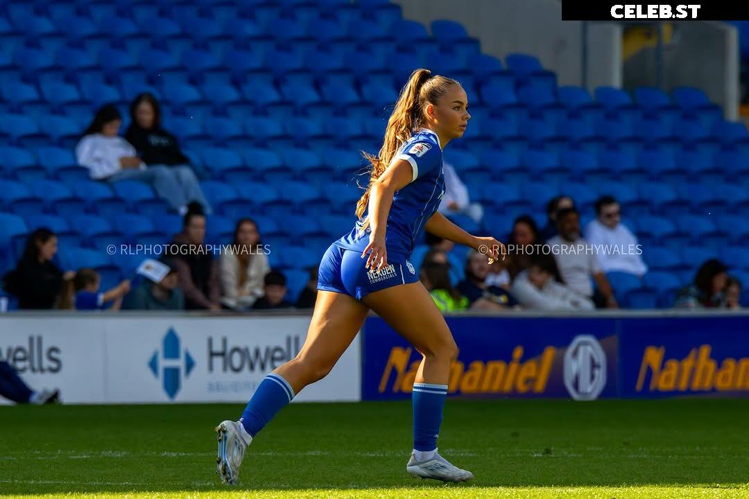 Female football/soccer players Image 20354162