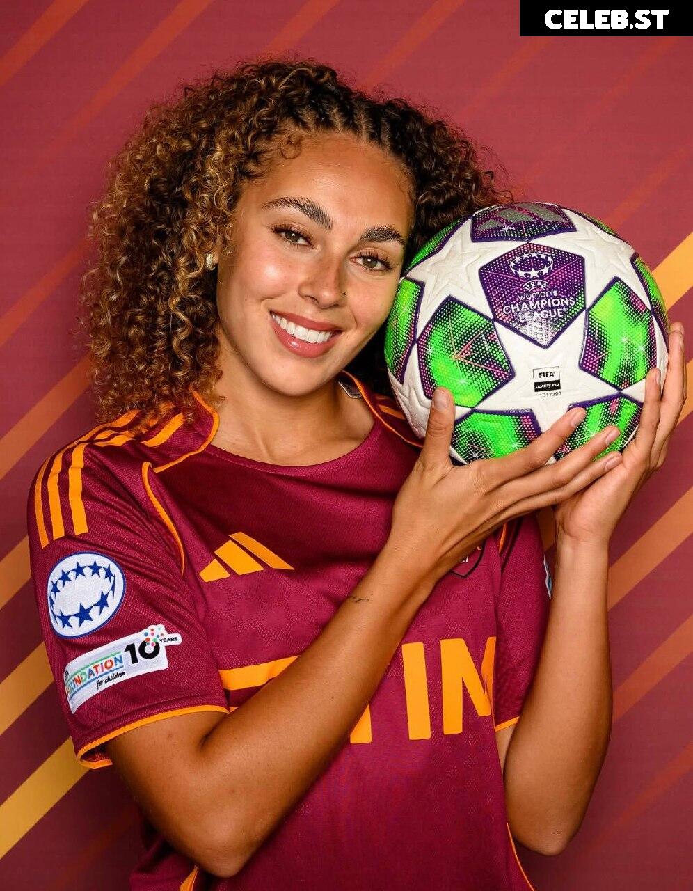 Female football/soccer players Image 20354176