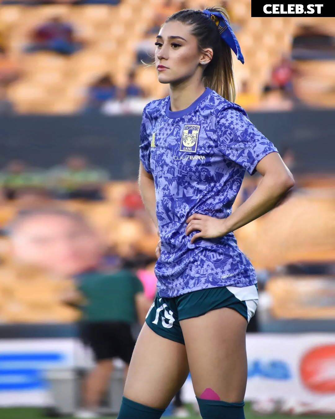 Female football/soccer players Image 20354010